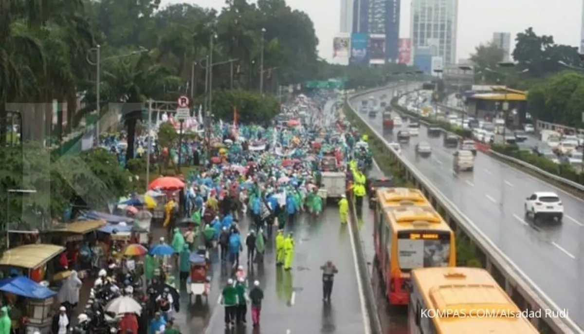 Massa aksi 212 mulai berkumpul di Gedung MPR/DPR