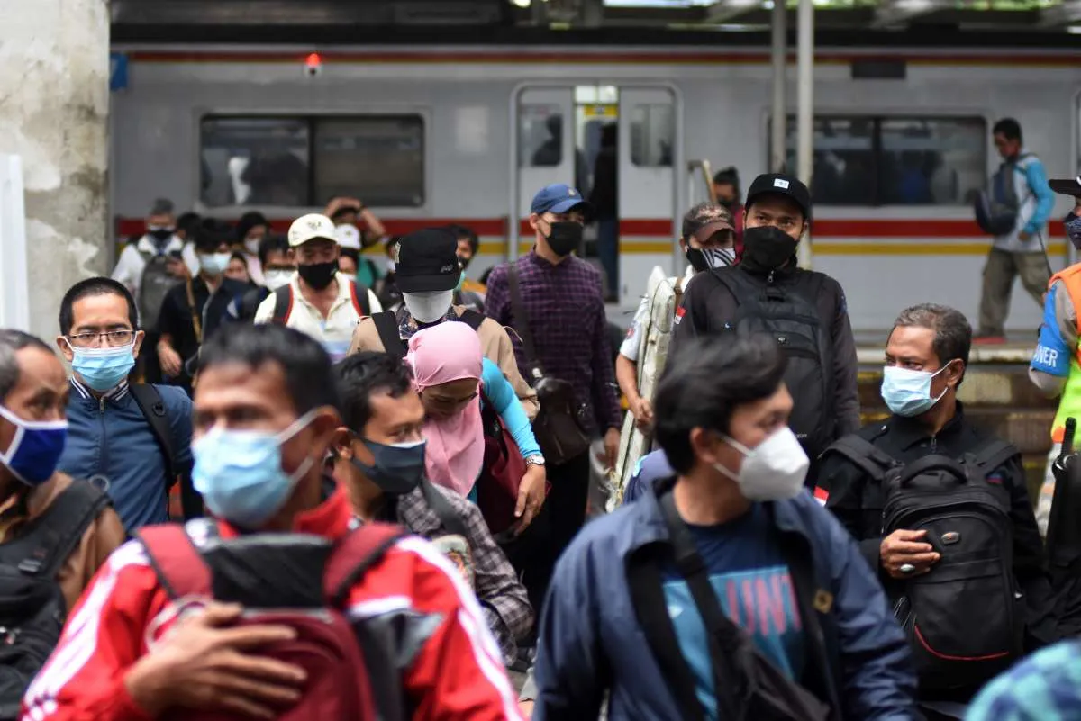 Epidemiolog sarankan kartu Vaksin Covid-19 jadi syarat naik transportasi publik