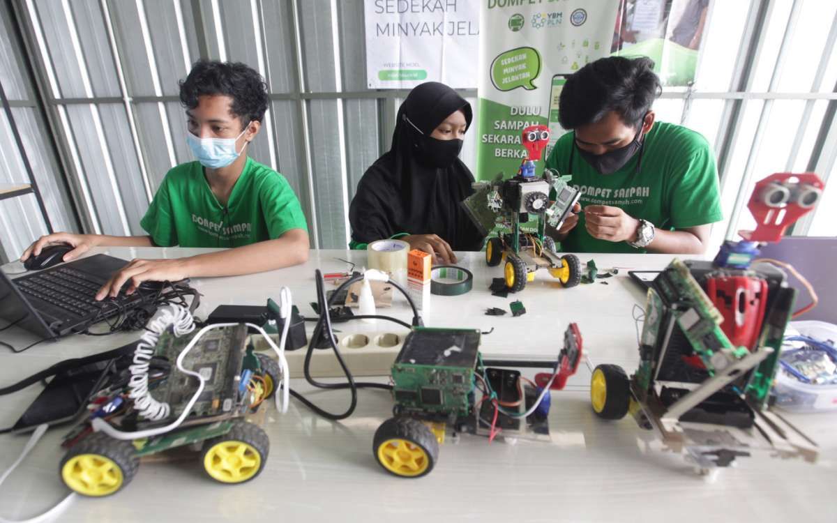 Kelas robotik sebagai program pemberdayaan masyarakat PLN