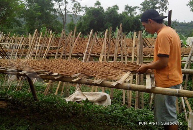 Asap usaha dupa keluar di pucuk bukit (1)