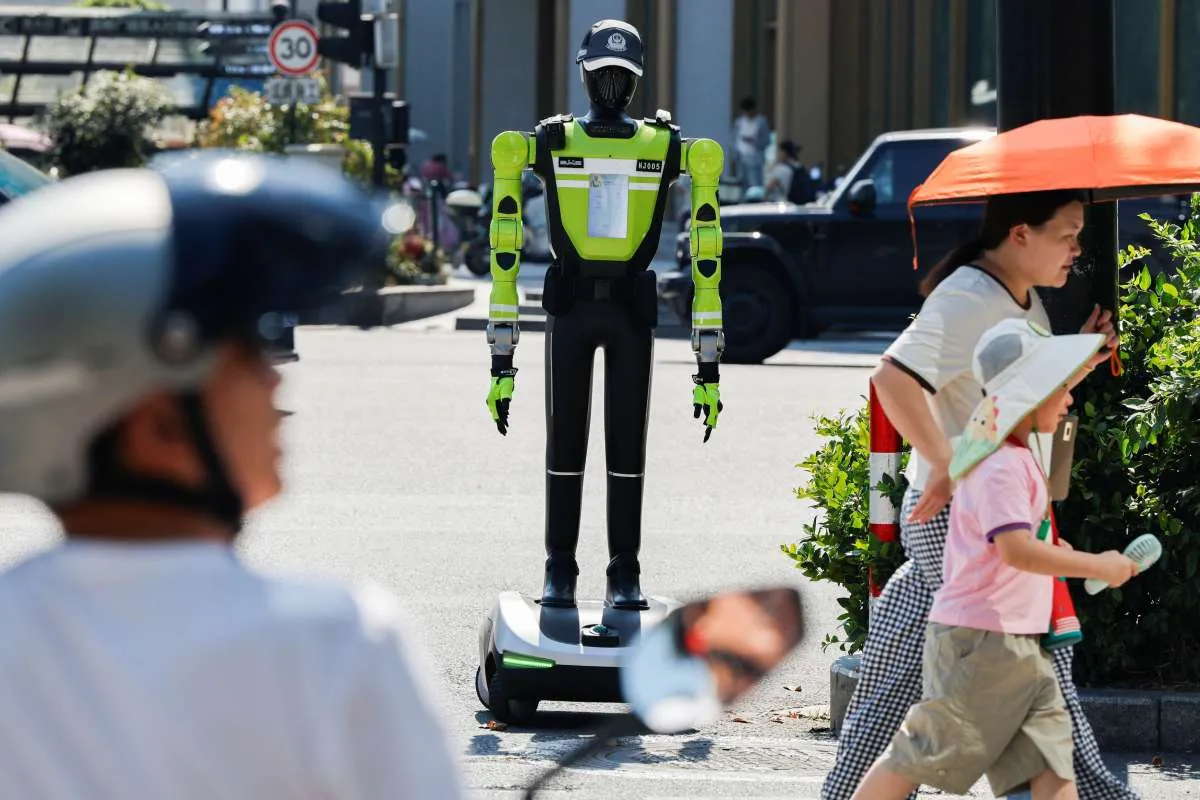 China Kerahkan Robocop untuk Mengatur Lalu Lintas
