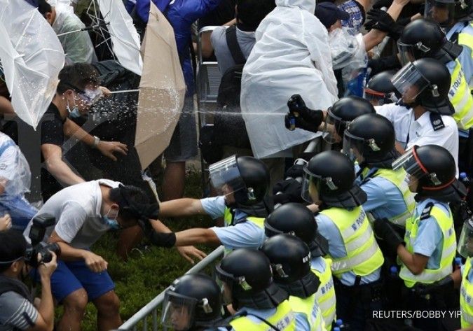 Polisi Hong Kong gunakan semprotan lada 