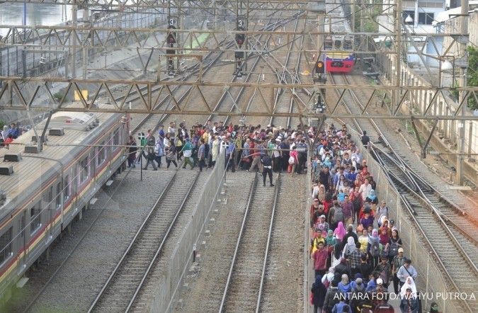  Commuter train derails in Jakarta 