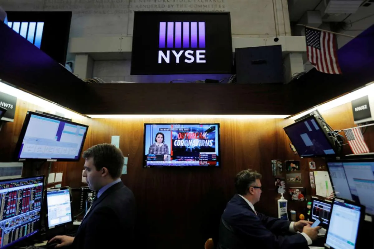 Wall Street tumbang menunggu stimulus besar Trump