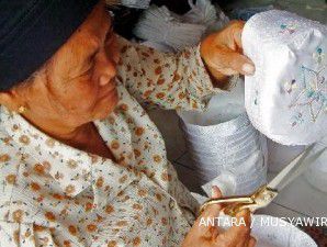 Menadah berkah kopiah rajutan menjelang bulan suci