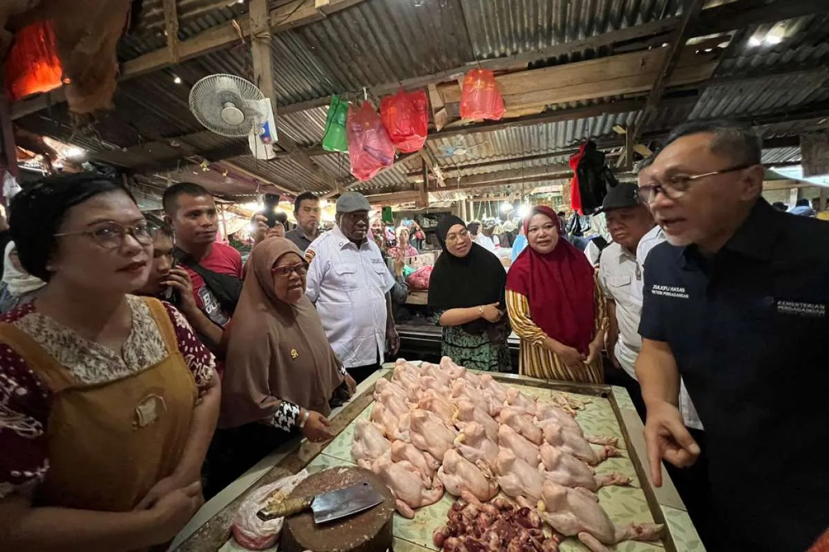 Mendag Zulkifli Pantau Pasar Sentral Remu Papua Barat: Harga Bapok Stabil, Stok Cukup