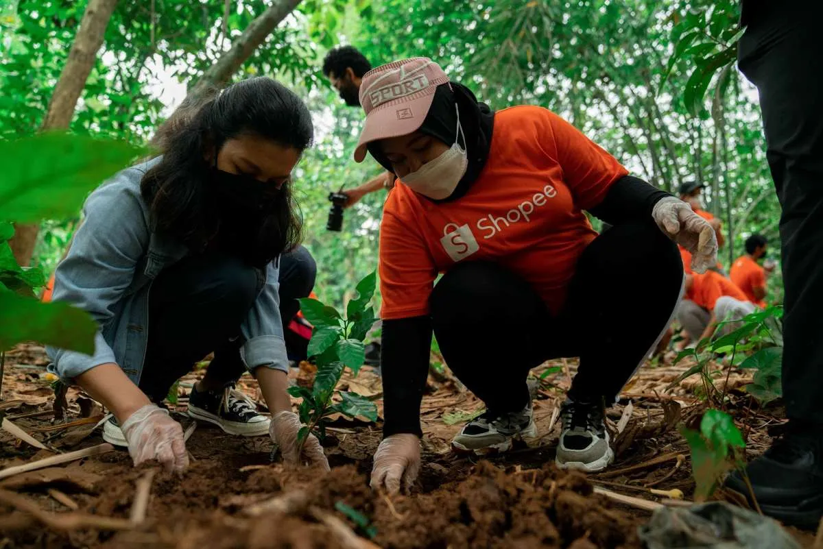Kurangi Dampak Perubahan Iklim dan Sambut HUT RI, Polbangtan Kementan Tanam Pohon