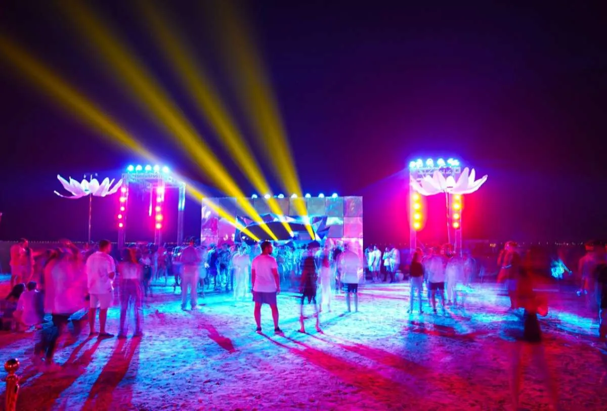 Ketika dentuman musik, dansa dan pelukan menyatu di Pure Beach, Arab Saudi