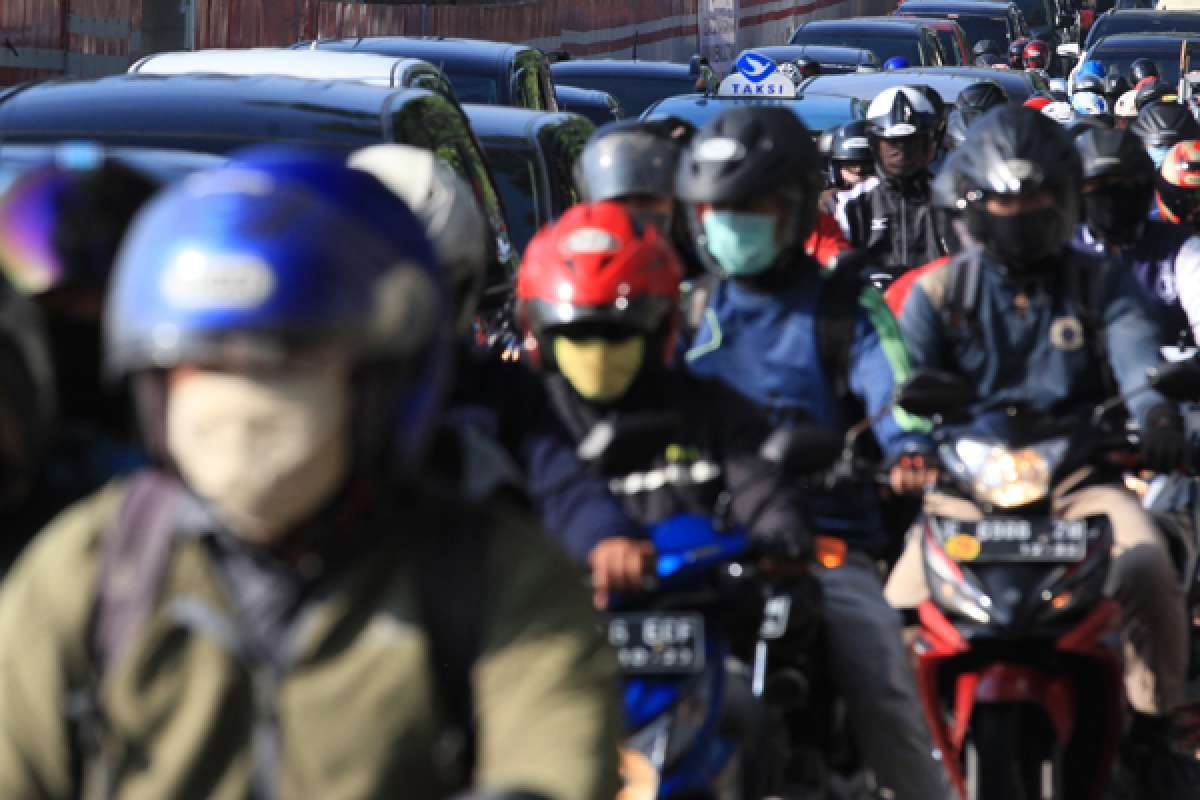 Pekerja dari luar kota masih memadati jalan Jakarta