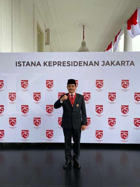 Komisaris Taspen Raih Bintang Tanda Jasa dan Kehormatan dari Presiden Jokowi