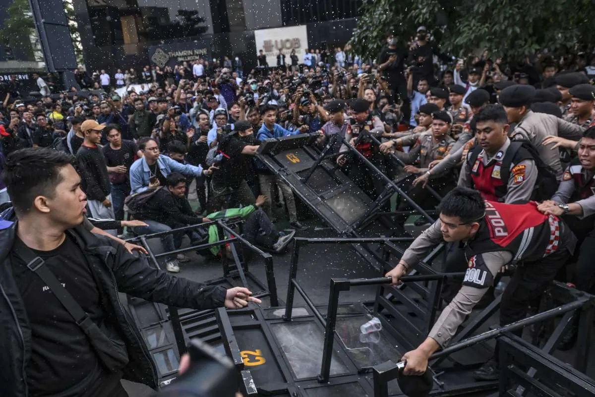 Demo di Sudirman Ricuh Saat Pembubaran, Massa dan Polisi Sempat Saling Dorong