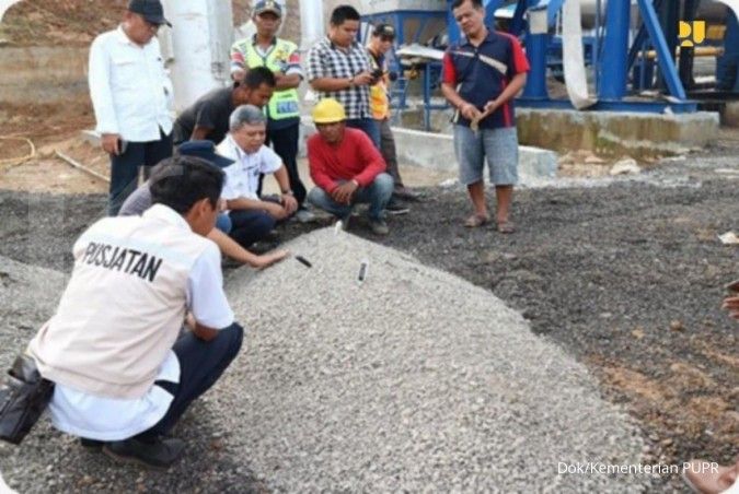 Presiden Jokowi meminta untuk optimalkan pemanfaatan aspal alam dalam negeri 