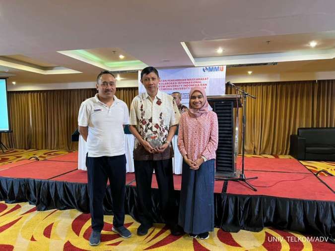 Perwakilan Universitas Telkom bersama perwakilan Balitbangda Kabupaten Tasikmalaya dan Dekan FAC Multimedia University