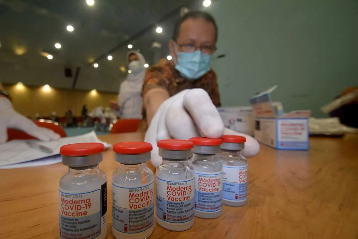 Epidemiolog: Vaksinasi dosis ketiga baiknya diprioritaskan pada lansia dan nakes