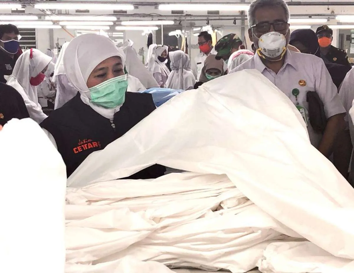 Gubernur Khofifah minta kuota 3.350 APD per hari ke produsen hazmat
