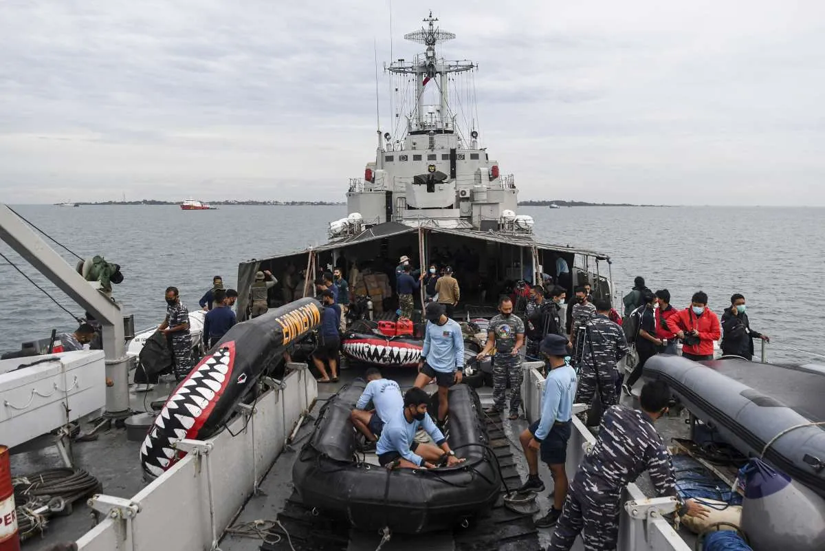 KRI Kurau temukan serpihan pesawat dan pakaian anak 