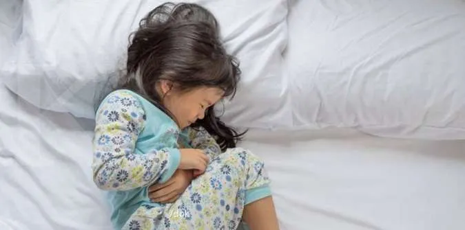 Moms Wajib Tahu Nih! Ini 15 Gejala Maag pada Anak yang Sering Disepelekan