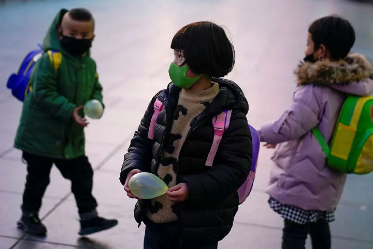 Ingin Bermain di Taman, Anak-anak Beijing Harus Tes PCR Covid-19 Dulu 