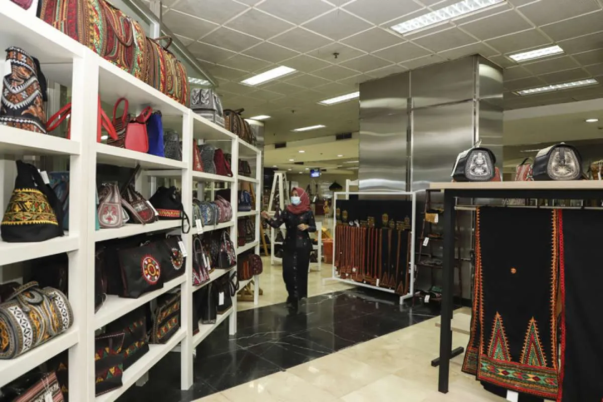 Smesco dan Lakon Indonesia mengembangkan siluet fashion Indonesia bagi UMKM