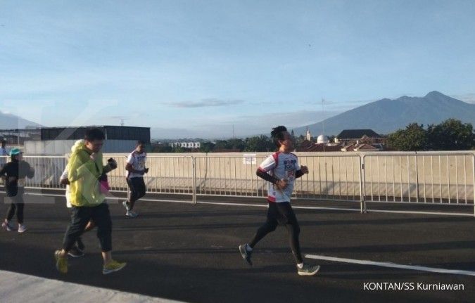 Ribuan pelari “memerawani” jalan tol layang lingkar Bogor