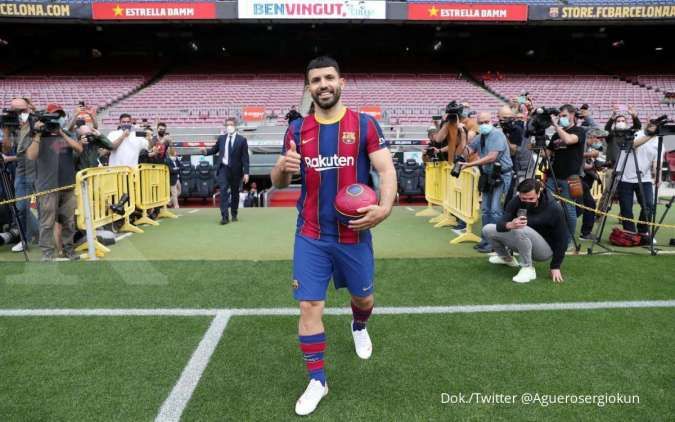 Sergio Kun Aguero resmi berseragam Barcelona, kans besar Lionel Messi bertahan