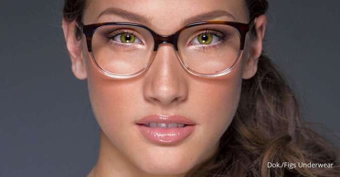 5 Tips Makeup Kacamata Friendly, Tetap Cetar Meski Pakai Kacamata