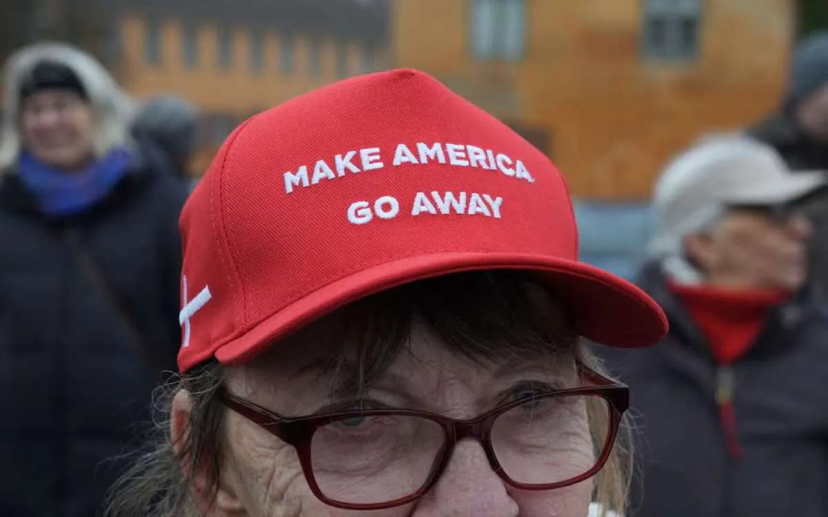 Topi Merah Make America Go Away Jadi Simbol Perlawanan di Tengah Polemik Greenland