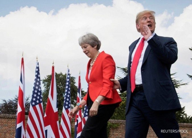 Kisah di balik Trump memegang tangan PM Inggris Theresa May di Gedung Putih