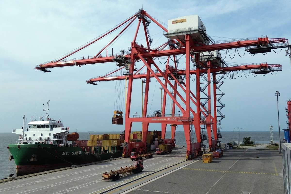Surplus Beruntun Tak Mampu Topang Rupiah