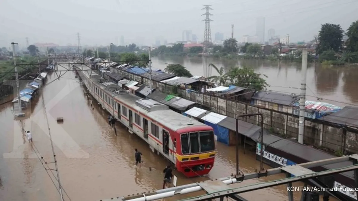 Hingga siang ini, stasiun Tanah Abang masih lumpuh