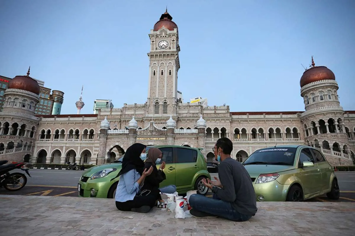 Mulai hari ini, Malaysia izinkan lagi salat berjemaah di masjid tapi...
