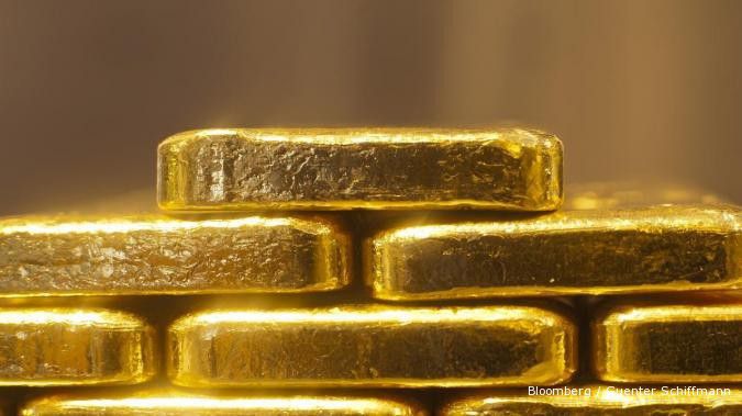 Harga emas jatuh seiring penguatan dollar AS