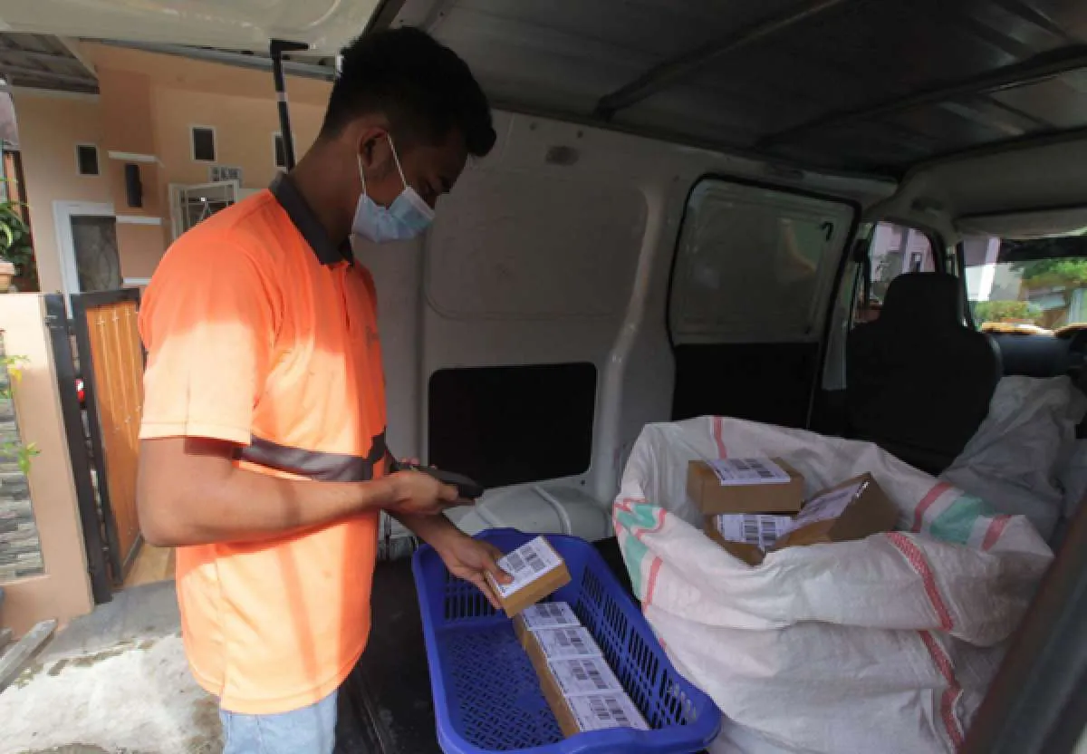 Simak 5 Cara cek resi JNE, J&T, Shopee Express, TIKI, dan ID Express