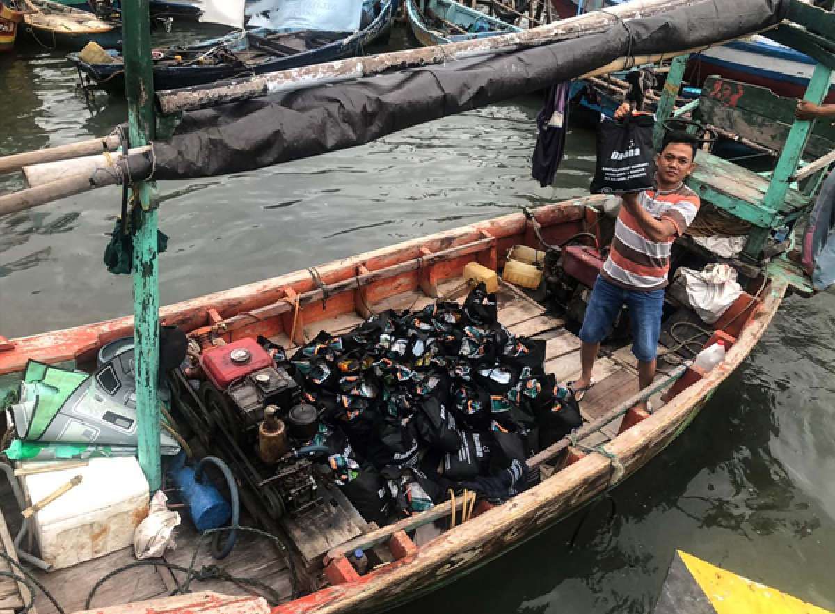 Paket sembako untuk keluarga nelayan