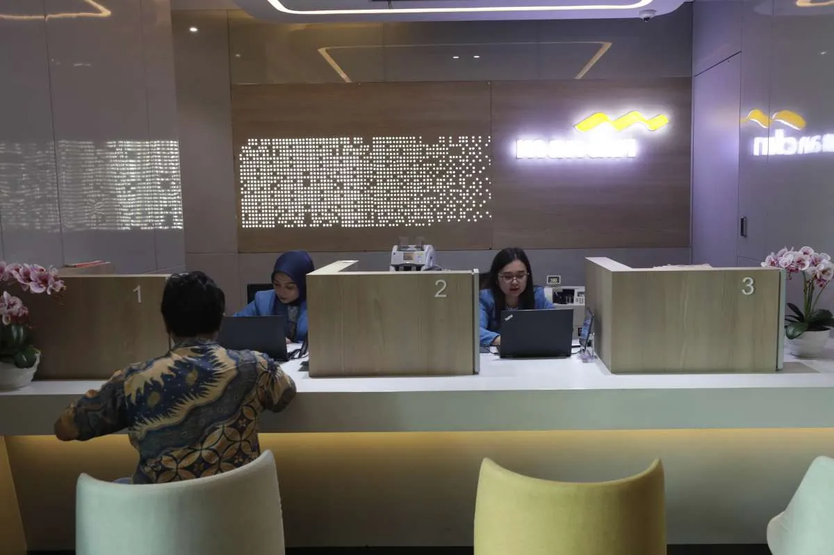 Tengok Kurs Dollar-Rupiah di Bank Mandiri pada Selasa (27/8), Nasabah Valas Merapat