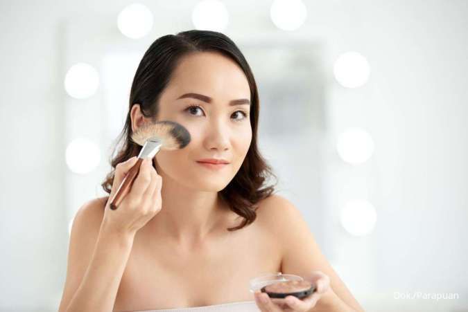 Anti Dempul! Ini 5 Cara Mencegah Makeup Cakey di Kulit Kering