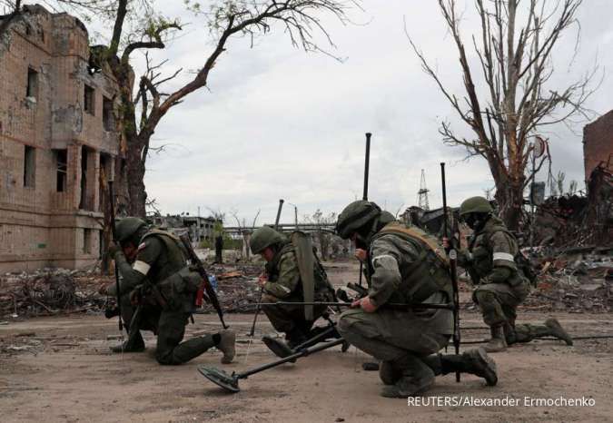 Tentara Rusia Menyapu Ranjau di Sekitar Pabrik Baja Azovstal