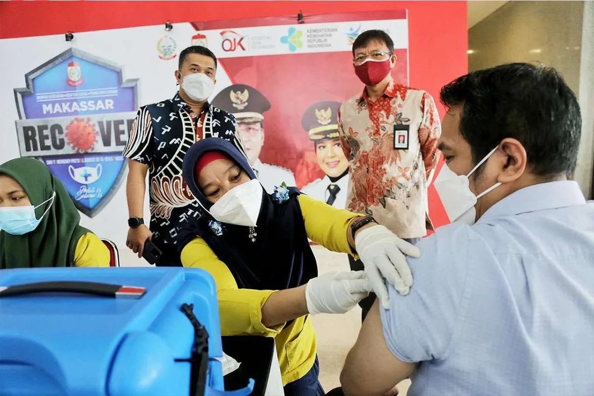 OJK Bantu Vaksinasi Covid 10 Juta Orang
