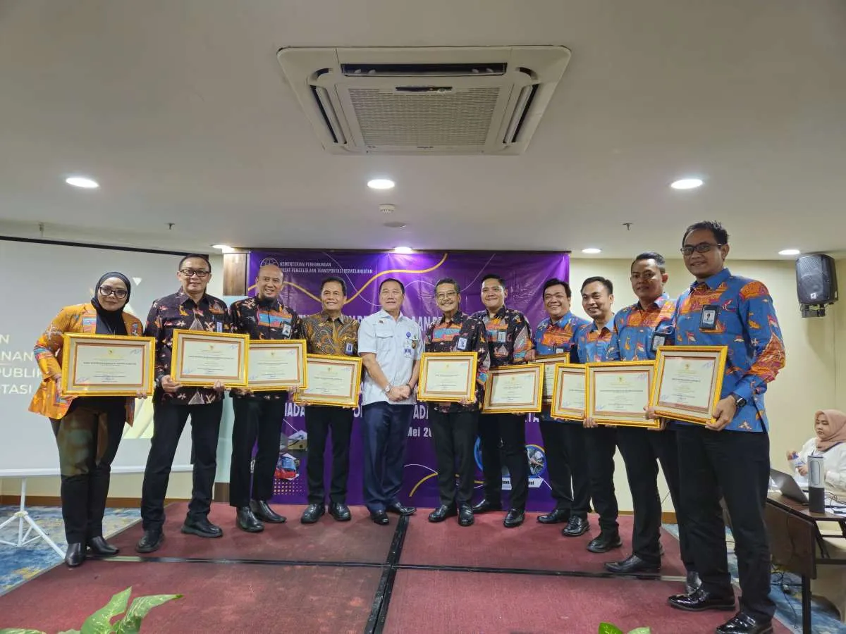 PT Dharma Lautan Utama Kembali Terima Penghargaan Layanan Prima Utama 2024