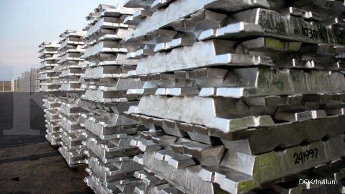 Stok di China bertambah, harga aluminium tergelincir