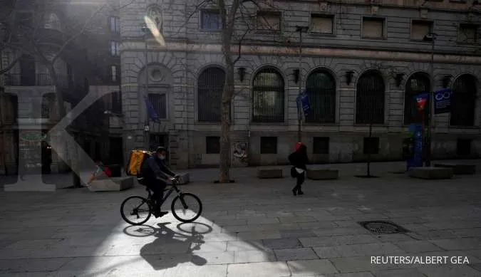 Regions in Spain tighten COVID-19 measures as cases creep up