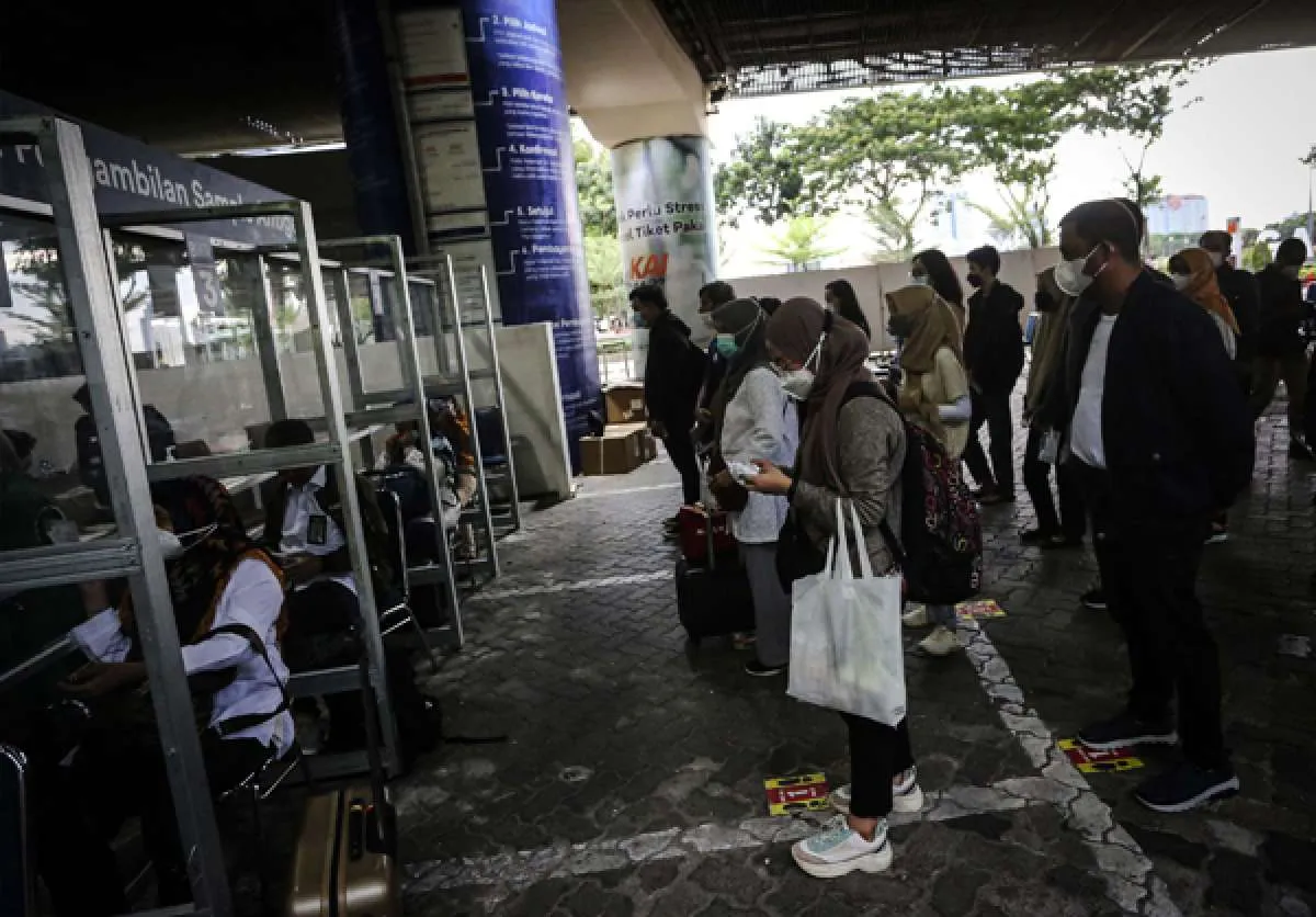 Menteri Luhut Prediksi Puncak Covid-19 Omicron Maret 2022, Ini Gejala & Masa Inkubasi
