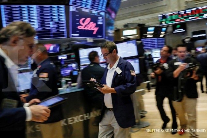 Nasdaq turun terseret Facebook, Dow Jones menguat karena Trump