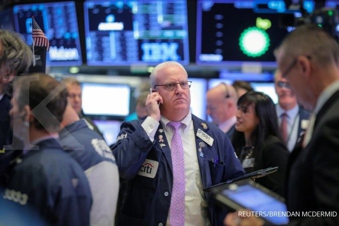 Kekhawatiran tekanan upah menyeret Wall Street ke zona merah