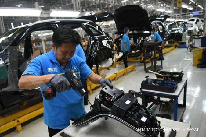 Ekonom proyeksikan kinerja manufaktur Indonesia melambat tahun ini, berikut pemicunya