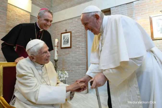 Kunjungi Paus Emeritus Benediktus XVI, Paus Fransiskus Bawa para Kardinal Baru