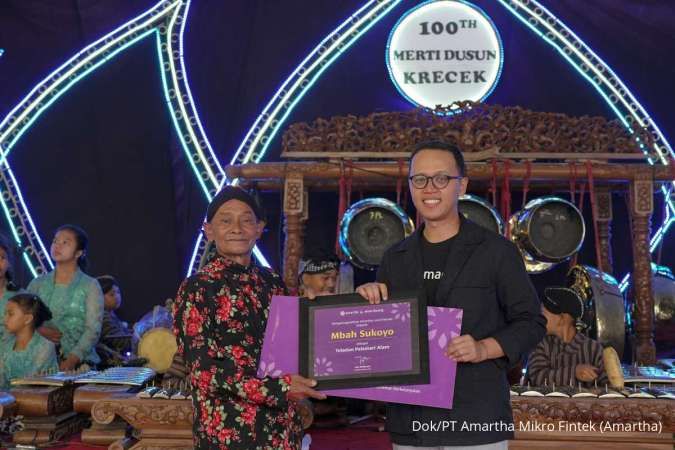 Aktif pada Kelestarian Alam & Budaya, Mbah Sukoyo Terima Amartha Local Heroes 2023