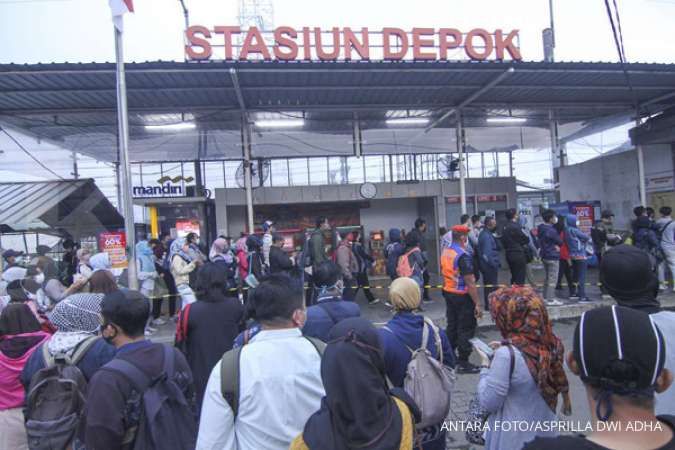 Penumpang KRL membludak di Stasiun Citayam di hari pertama PSBB Depok