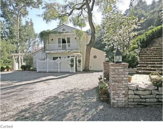 Inspirasi Warna Cat Rumah dari Era Taylor Swift: dari Nuansa Ceria hingga Misterius