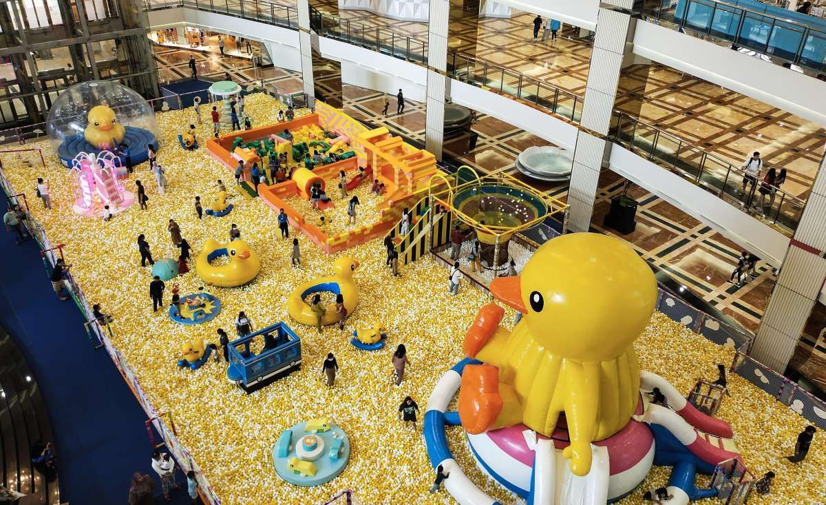 Wahana Bermain Anak Giant Duck Pool di Mal Taman Anggrek